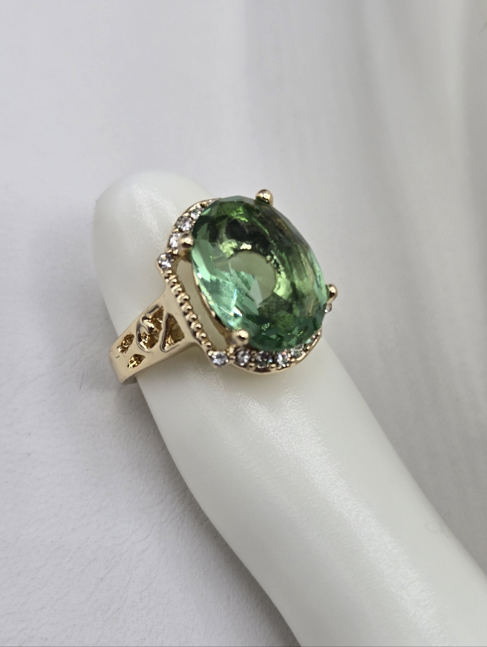 Swarovski Crystal Elements Gold Statement Ring Green Oval Size 6.75 Prom Bridal - Picture 7 of 9